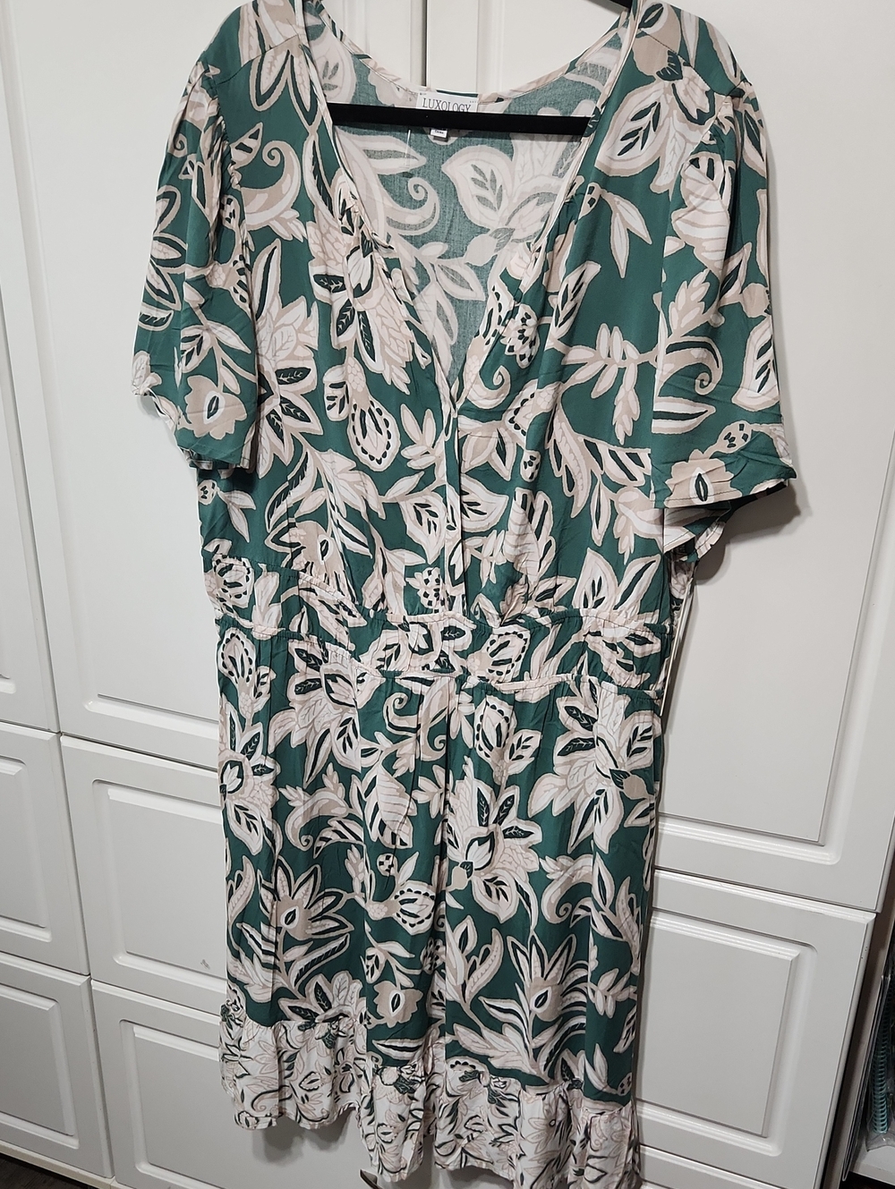 NWT Green & Cream Floral V-Neck Midi Dress